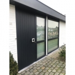 Porte en bois moderne, moulurée verticalement