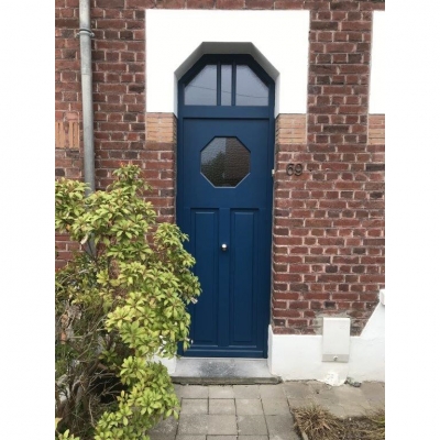 Porte en bois Méranti peint en bleu acier